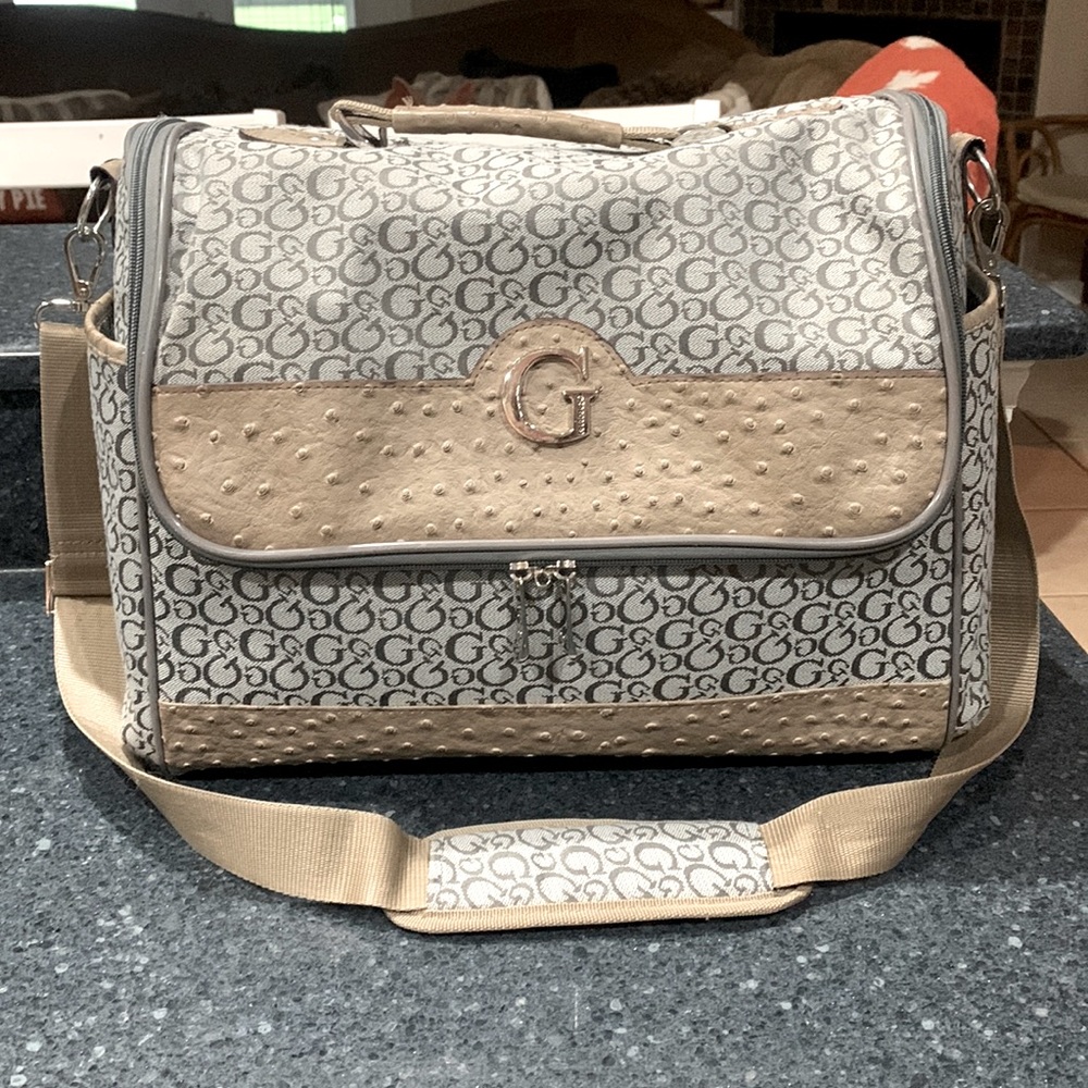 Overnight baby travel bag by Guess.